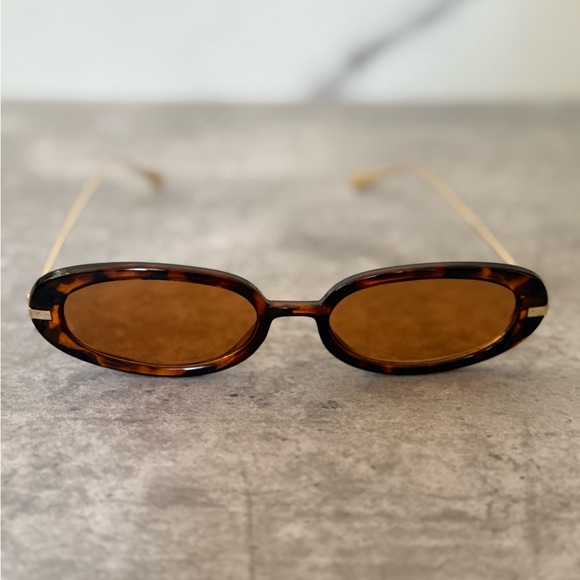 WeWoreWhat Beach Oval Sunglasses - Picture 2 of 5